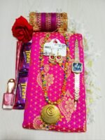 পণ্যের বিবরণ আকর্ষণীয় শাড়ী গিফট কম্ব সেট প্রিয়জনকে মনের মত সাজিয়ে নিন এই কম্ব সেটে। কম্বো প্যাকেজটিতে যা যা থাকছেঃ *একটি উন্নত মানের সিরাজগঞ্জের তাঁতের সিল্ক কাতান শাড়ি (১২ হাত)। *মাচিং কালারের এক সেট চুরি। *একটি আকর্ষণীয় স্কিন টাচ ঘড়ি। *একটি গলার হার এবং একটি কানের দুল। *একটি গাজরা এবং একটি নেইল পালিশ। *একটি মেহেদী এবং দুটি চকলেট। *সব গুলো আইটেম একটি সুন্দর বক্স করে পাঠানো হবে।